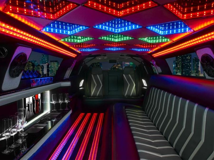  Dodge Challenger SRT8 Limousine by Krystal 2008 года  (фото 3 из 4)